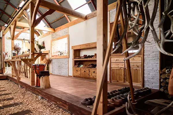 「タイニーハウスに一家4人で暮らし、エゾシカを狩る。ハンター兼大工の長谷耕平さんの日常　北海道池田町」の画像