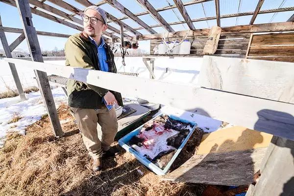 「タイニーハウスに一家4人で暮らし、エゾシカを狩る。ハンター兼大工の長谷耕平さんの日常　北海道池田町」の画像