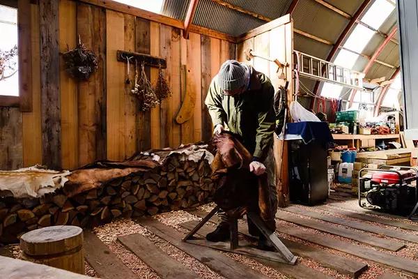 「タイニーハウスに一家4人で暮らし、エゾシカを狩る。ハンター兼大工の長谷耕平さんの日常　北海道池田町」の画像