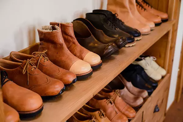 「タイニーハウスに一家4人で暮らし、エゾシカを狩る。ハンター兼大工の長谷耕平さんの日常　北海道池田町」の画像