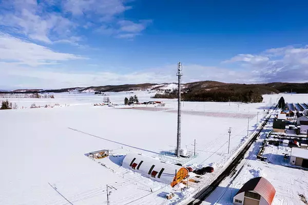 「タイニーハウスに一家4人で暮らし、エゾシカを狩る。ハンター兼大工の長谷耕平さんの日常　北海道池田町」の画像