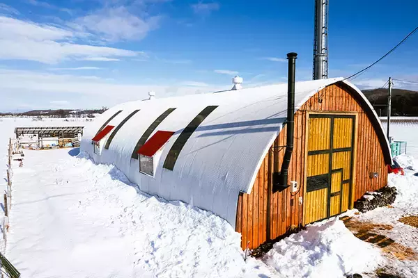 「タイニーハウスに一家4人で暮らし、エゾシカを狩る。ハンター兼大工の長谷耕平さんの日常　北海道池田町」の画像