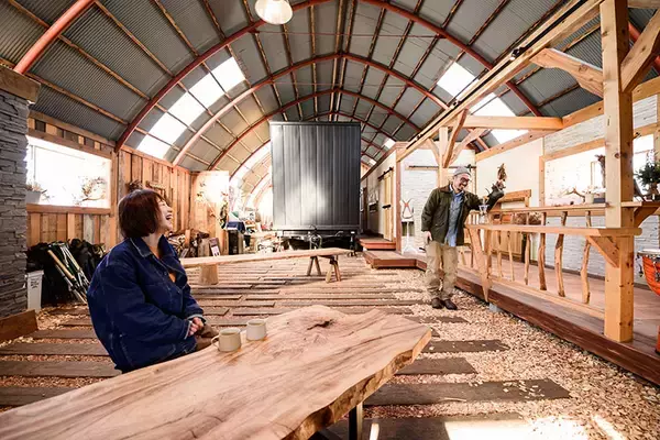 「タイニーハウスに一家4人で暮らし、エゾシカを狩る。ハンター兼大工の長谷耕平さんの日常　北海道池田町」の画像