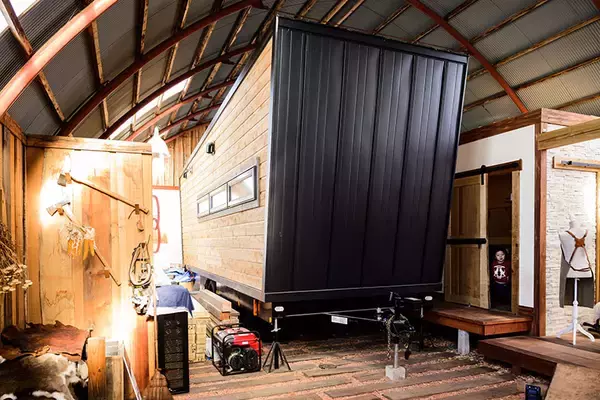 「タイニーハウスに一家4人で暮らし、エゾシカを狩る。ハンター兼大工の長谷耕平さんの日常　北海道池田町」の画像