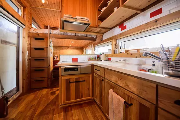 「タイニーハウスに一家4人で暮らし、エゾシカを狩る。ハンター兼大工の長谷耕平さんの日常　北海道池田町」の画像