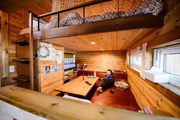 「タイニーハウスに一家4人で暮らし、エゾシカを狩る。ハンター兼大工の長谷耕平さんの日常　北海道池田町」の画像