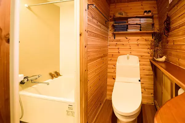 「タイニーハウスに一家4人で暮らし、エゾシカを狩る。ハンター兼大工の長谷耕平さんの日常　北海道池田町」の画像