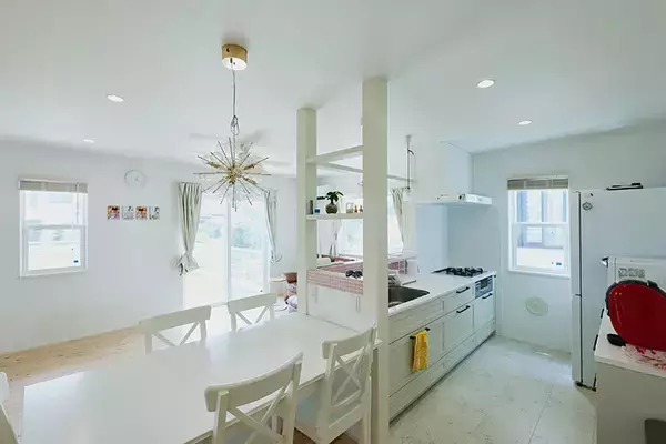 「【76平米コンパクト平屋】アメリカンハウス調の”無駄なし間取り”で子育て＆愛犬との暮らしを快適に。実家の隣、親ともつながる日常　埼玉県・行田市」の画像