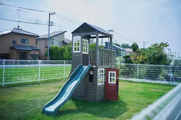 「【76平米コンパクト平屋】アメリカンハウス調の”無駄なし間取り”で子育て＆愛犬との暮らしを快適に。実家の隣、親ともつながる日常　埼玉県・行田市」の画像