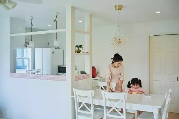 「【76平米コンパクト平屋】アメリカンハウス調の”無駄なし間取り”で子育て＆愛犬との暮らしを快適に。実家の隣、親ともつながる日常　埼玉県・行田市」の画像