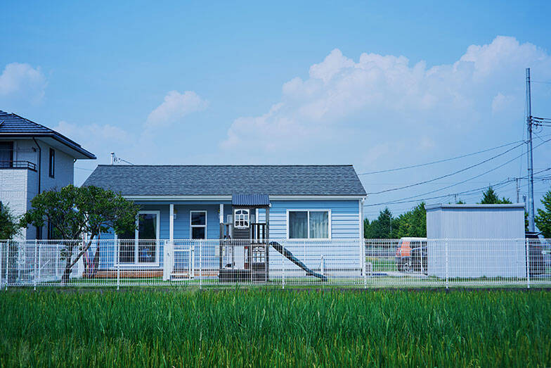 【76平米コンパクト平屋】アメリカンハウス調の”無駄なし間取り”で子育て＆愛犬との暮らしを快適に。実家の隣、親ともつながる日常　埼玉県・行田市