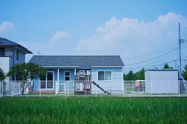 「【76平米コンパクト平屋】アメリカンハウス調の”無駄なし間取り”で子育て＆愛犬との暮らしを快適に。実家の隣、親ともつながる日常　埼玉県・行田市」の画像