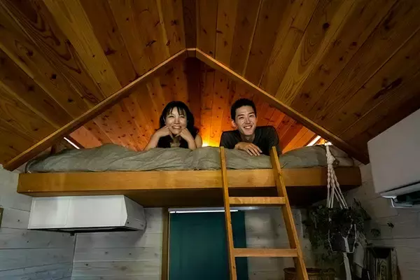 「わずか7畳のタイニーハウスに夫婦二人暮らし。三浦半島の森の「もぐら号」は電気もガスもある快適空間だった！」の画像