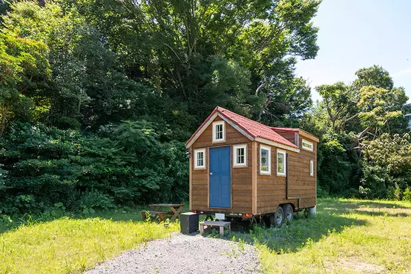 「わずか7畳のタイニーハウスに夫婦二人暮らし。三浦半島の森の「もぐら号」は電気もガスもある快適空間だった！」の画像