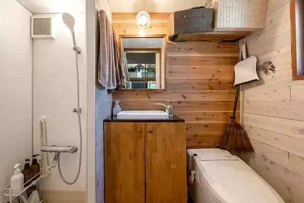 「わずか7畳のタイニーハウスに夫婦二人暮らし。三浦半島の森の「もぐら号」は電気もガスもある快適空間だった！」の画像