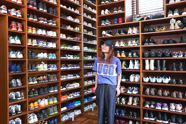 「スニーカー600足が部屋にズラリ！ 業界30年の高見薫さんに聞く美しい収納術とストリートファッションの奥深き歴史」の画像