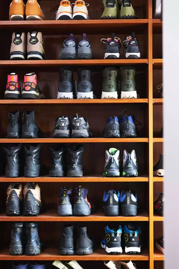 「スニーカー600足が部屋にズラリ！ 業界30年の高見薫さんに聞く美しい収納術とストリートファッションの奥深き歴史」の画像
