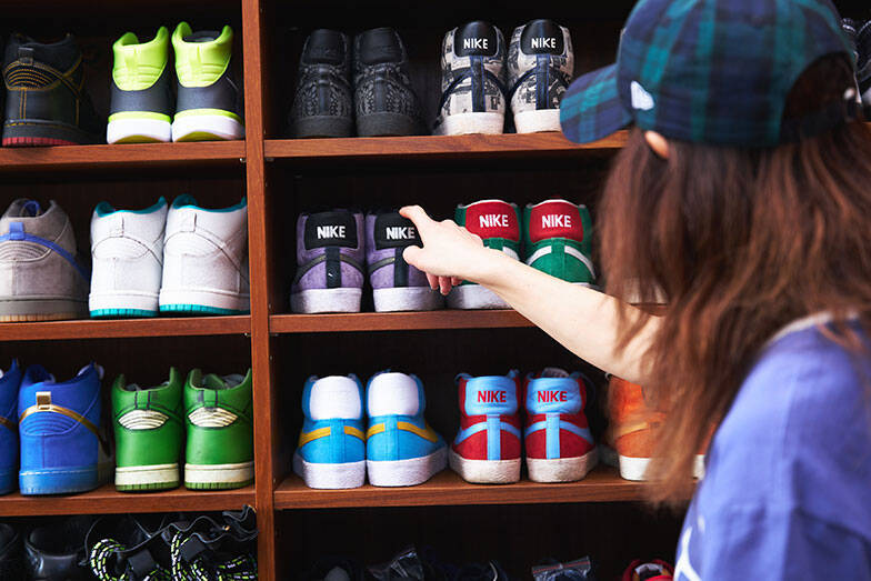 スニーカー600足が部屋にズラリ！ 業界30年の高見薫さんに聞く美しい収納術とストリートファッションの奥深き歴史