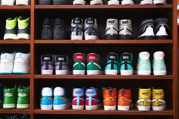 「スニーカー600足が部屋にズラリ！ 業界30年の高見薫さんに聞く美しい収納術とストリートファッションの奥深き歴史」の画像