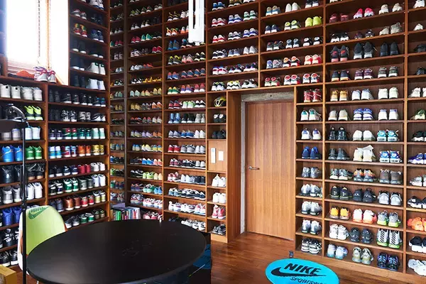 「スニーカー600足が部屋にズラリ！ 業界30年の高見薫さんに聞く美しい収納術とストリートファッションの奥深き歴史」の画像