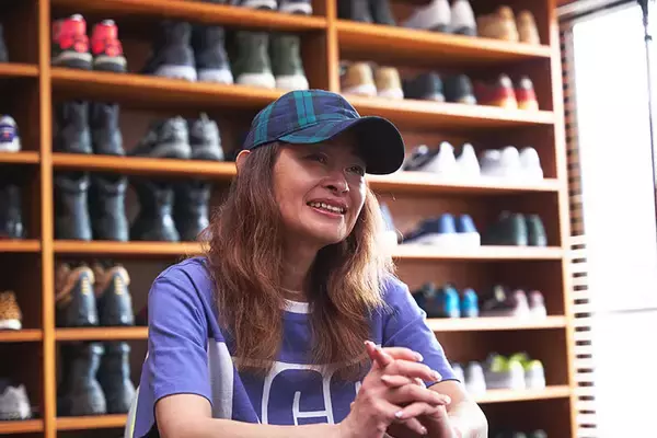 「スニーカー600足が部屋にズラリ！ 業界30年の高見薫さんに聞く美しい収納術とストリートファッションの奥深き歴史」の画像