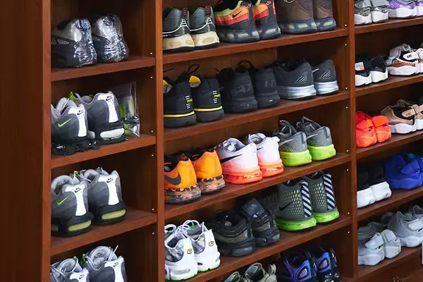「スニーカー600足が部屋にズラリ！ 業界30年の高見薫さんに聞く美しい収納術とストリートファッションの奥深き歴史」の画像