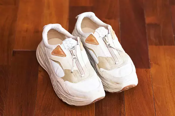 「スニーカー600足が部屋にズラリ！ 業界30年の高見薫さんに聞く美しい収納術とストリートファッションの奥深き歴史」の画像