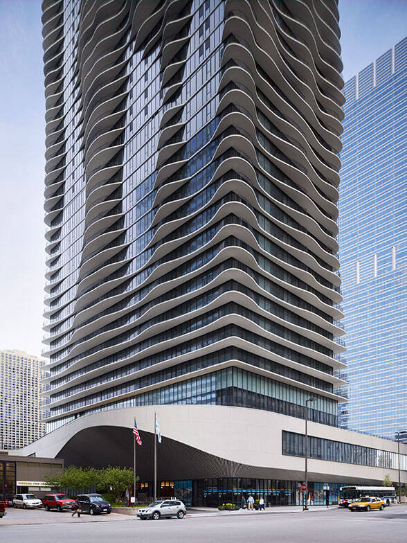 世界の名建築を訪ねて。“曲面テラス” に覆われた超高層集合住宅タワー「アクア・タワー（Aqua Tower）」／アメリカ・シカゴ