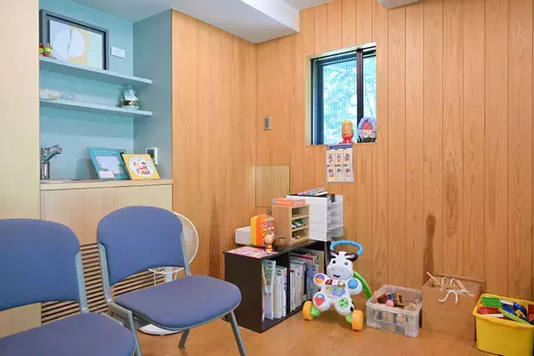 「体の不調がない人もおしゃべりしに行く”診療所”が素敵すぎる！ お医者さんやご近所さんと集う街のリビング　軽井沢「ほっちのロッヂ」」の画像