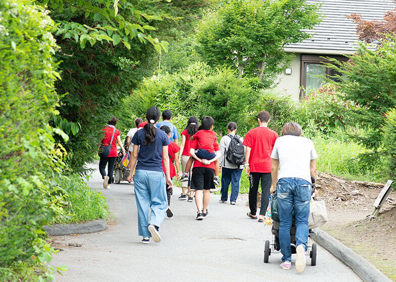 体の不調がない人もおしゃべりしに行く”診療所”が素敵すぎる！ お医者さんやご近所さんと集う街のリビング　軽井沢「ほっちのロッヂ」
