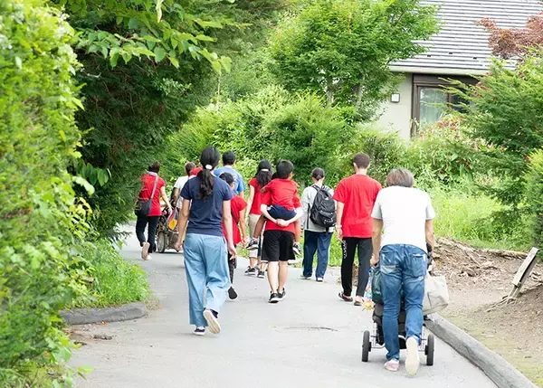 「体の不調がない人もおしゃべりしに行く”診療所”が素敵すぎる！ お医者さんやご近所さんと集う街のリビング　軽井沢「ほっちのロッヂ」」の画像