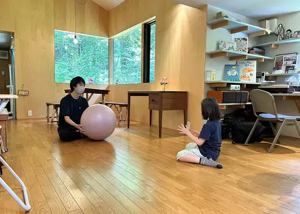 「体の不調がない人もおしゃべりしに行く”診療所”が素敵すぎる！ お医者さんやご近所さんと集う街のリビング　軽井沢「ほっちのロッヂ」」の画像