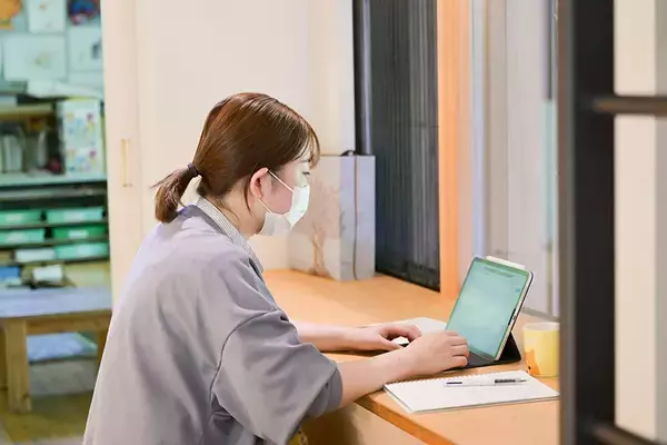 「体の不調がない人もおしゃべりしに行く”診療所”が素敵すぎる！ お医者さんやご近所さんと集う街のリビング　軽井沢「ほっちのロッヂ」」の画像