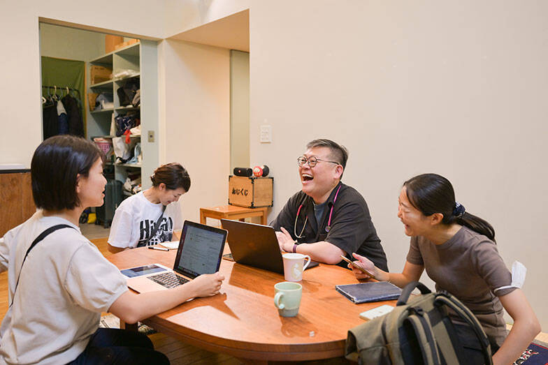 体の不調がない人もおしゃべりしに行く”診療所”が素敵すぎる！ お医者さんやご近所さんと集う街のリビング　軽井沢「ほっちのロッヂ」