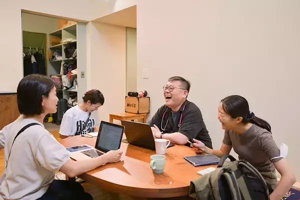 「体の不調がない人もおしゃべりしに行く”診療所”が素敵すぎる！ お医者さんやご近所さんと集う街のリビング　軽井沢「ほっちのロッヂ」」の画像