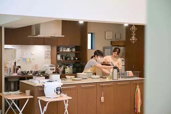 「体の不調がない人もおしゃべりしに行く”診療所”が素敵すぎる！ お医者さんやご近所さんと集う街のリビング　軽井沢「ほっちのロッヂ」」の画像