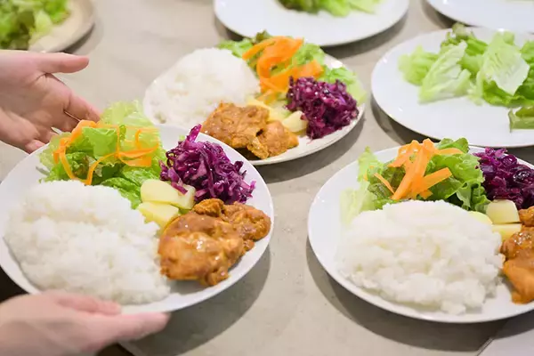 「体の不調がない人もおしゃべりしに行く”診療所”が素敵すぎる！ お医者さんやご近所さんと集う街のリビング　軽井沢「ほっちのロッヂ」」の画像