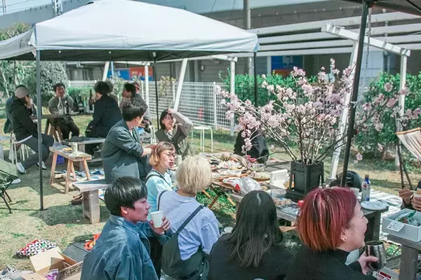 「ご近所仲間が仲良しすぎる名物賃貸「高円寺アパートメント」に単身棟が登場。一人暮らし同士で飲み会、自発的なイベントなど”交流生む仕掛け”に秘訣、入居者の部屋にもおじゃまします」の画像