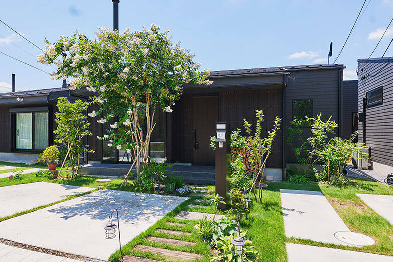 千葉市に”平屋だけ”全50邸の分譲地。「階段ない・空が広い・緑いっぱい」子育て終えた夫妻が選んだ暮らし