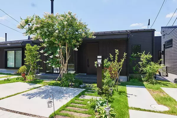 「千葉市に”平屋だけ”全50邸の分譲地。「階段ない・空が広い・緑いっぱい」子育て終えた夫妻が選んだ暮らし」の画像