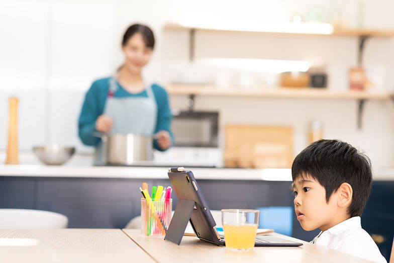 わが子の不登校「母親の2割超が離職」の衝撃。“アバターでメタバース通学”で出席扱いが認められた親子のオンライン体験談も
