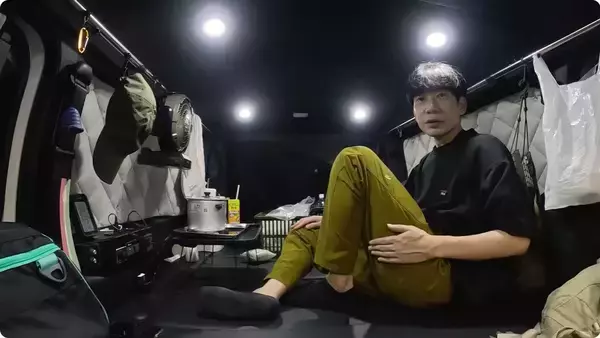 「【「インパルス板倉さんのバンライフ」インタビュー】あえて“普通のハイエース”で一人旅する理由。気づいたのは「旅する場所と住む場所、それぞれの“最適解”」」の画像