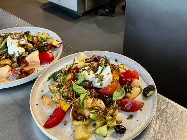 「【南仏発】美食の街マルセイユで「太陽光レストラン」が話題。電気・ガス使わず太陽熱で調理?! 脱酸素への本気　「ル・プレザージュ」」の画像