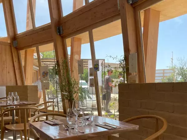 「【南仏発】美食の街マルセイユで「太陽光レストラン」が話題。電気・ガス使わず太陽熱で調理?! 脱酸素への本気　「ル・プレザージュ」」の画像