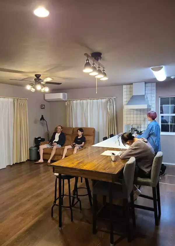 「4人家族で平屋79平米のコンパクトな暮らし。「リビングを通る動線」で思春期の子ども、夫婦ともに仲良しな距離にこだわりました」の画像