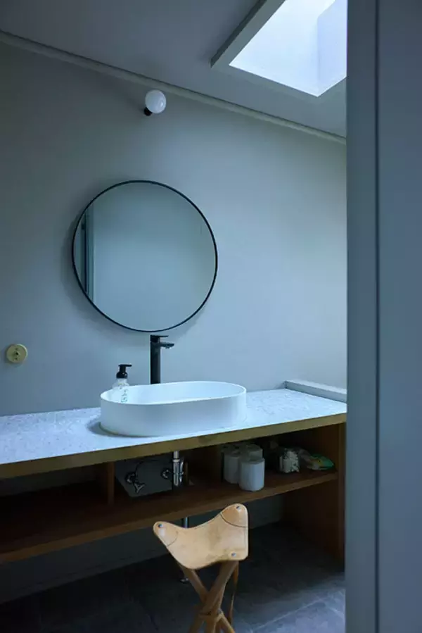 「地下室付きの中古住宅を購入＋リノベ。地下アトリエを賃貸、生活空間をハウススタジオで時間貸し。”家を開いた”子育て家族の暮らし、どう変わった？」の画像