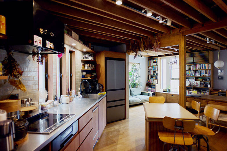 地下室付きの中古住宅を購入＋リノベ。地下アトリエを賃貸、生活空間をハウススタジオで時間貸し。”家を開いた”子育て家族の暮らし、どう変わった？