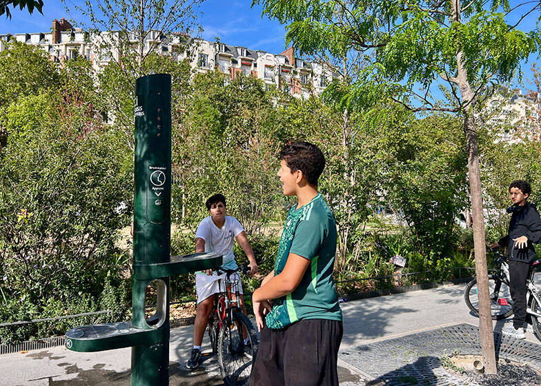連日38度超のパリ猛暑。景観保護でエアコン設置不可、フランス人が本気で実践する「濡れパジャマ」「濡れ靴下」の驚くべきローテク生存ハック