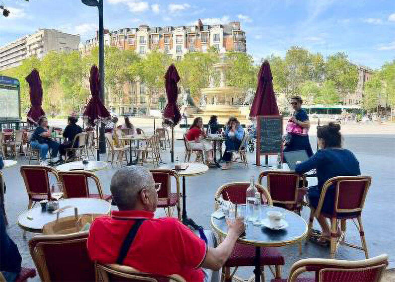 連日38度超のパリ猛暑。景観保護でエアコン設置不可、フランス人が本気で実践する「濡れパジャマ」「濡れ靴下」の驚くべきローテク生存ハック
