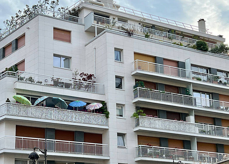 連日38度超のパリ猛暑。景観保護でエアコン設置不可、フランス人が本気で実践する「濡れパジャマ」「濡れ靴下」の驚くべきローテク生存ハック